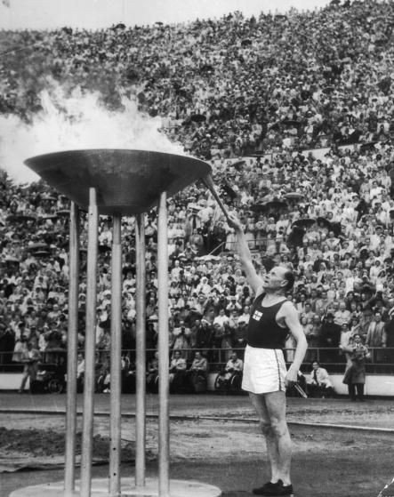 paavo_nurmi_sytyttaa_olympiatulen_1952.jpg